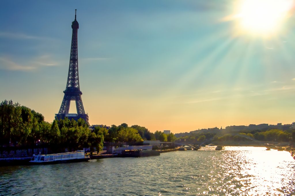 夜明けのセーヌ川とエッフェル塔