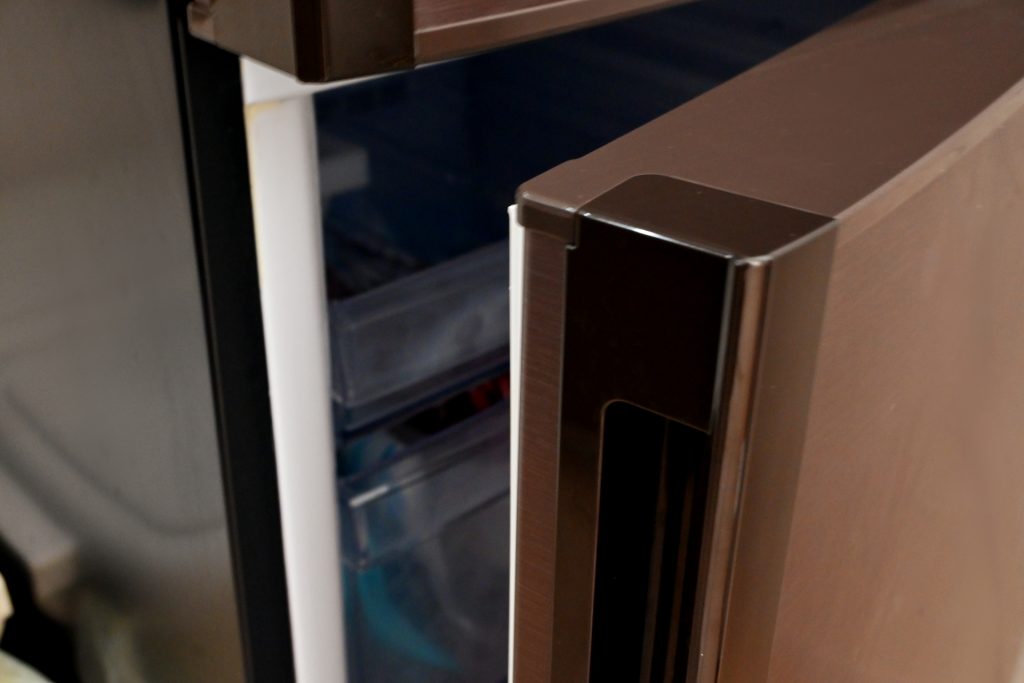 少しドアの開いた冷蔵庫