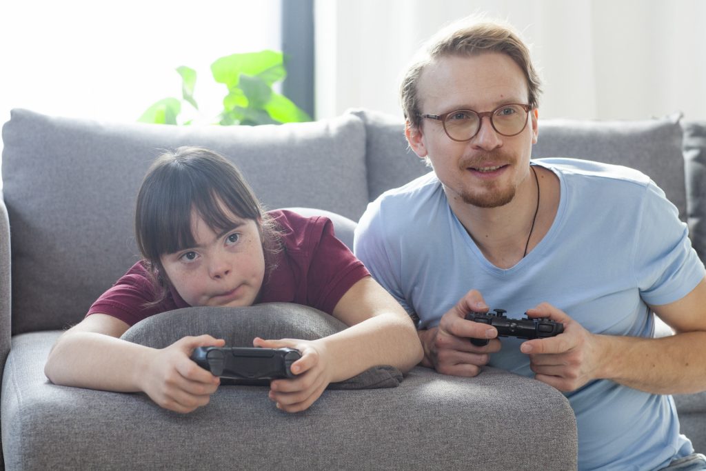 ゲームをする父と娘