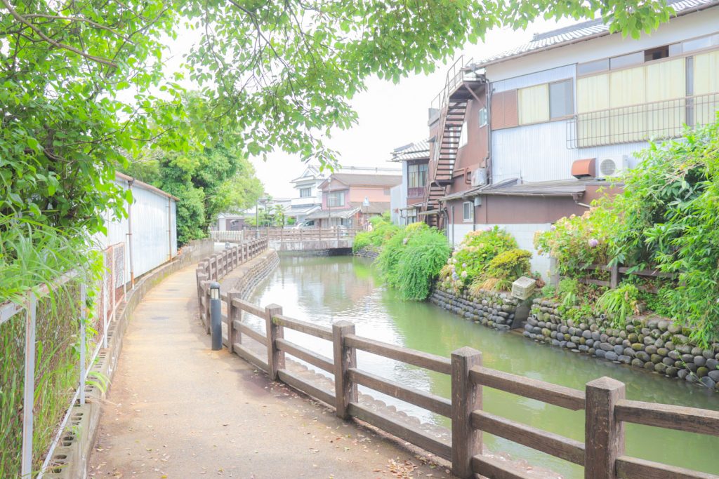 川のそばの田舎の家